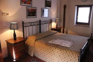 ein Schlafzimmer mit einem Bett mit zwei Handtüchern darauf in der Unterkunft Corte Spinosa in Negrar