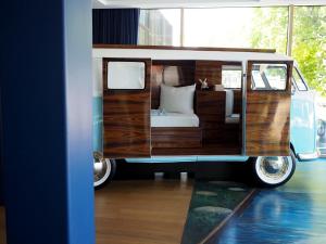 Zimmer mit einem Bett auf der Rückseite eines Van in der Unterkunft Jugend- und Familienhotel Augustin in München