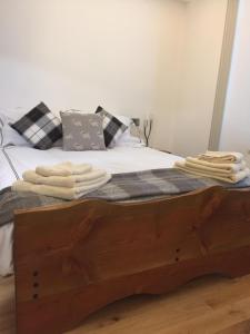 1 dormitorio con 1 cama con toallas en Manor House Hotel, en Thurso