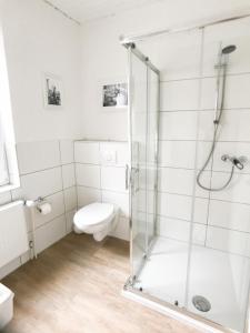 uma casa de banho com um chuveiro e um WC. em Dream Green Apartment 'Savannah' em Gladenbach