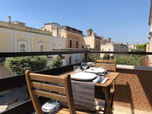 einen Tisch auf einem Balkon mit Stadtblick in der Unterkunft Sunny Apartments in Nardò