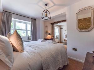 En eller flere senge i et værelse på Browns Cottage