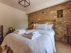 En eller flere senge i et værelse på Browns Cottage
