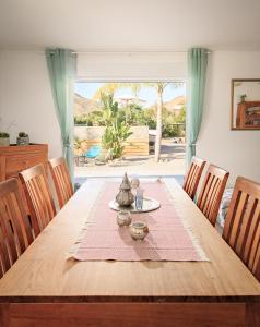 皮薩拉的住宿－Casa Dilica，餐桌、桌布和茶具