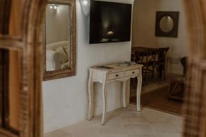 a room with a mirror and a table with a mirror at Relais Villa Carola in Porto Cervo