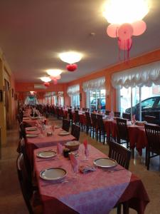 Restaurace v ubytování Albergo Villa Miraggio + 14 fotografií