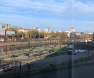 Blick auf einen Park mit auf einem Parkplatz geparkt in der Unterkunft Orion Inn in Iwanowo