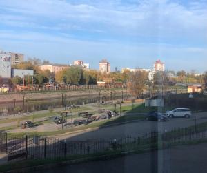 イヴァノヴォにあるOrion Innの駐車場付き公園の眺め