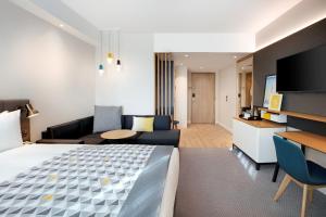 Televisyen dan/atau pusat hiburan di Holiday Inn London Heathrow - Bath Road by IHG