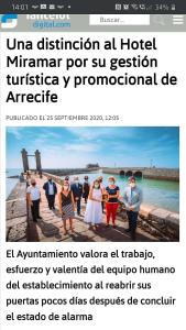 een pagina van een website met een foto van een groep mensen bij Hotel Miramar in Arrecife