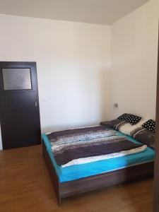 Posteľ alebo postele v izbe v ubytovaní Apartmany 123