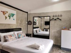 um quarto com uma cama grande e um espelho em ชมวิว รีสอร์ท em Loei