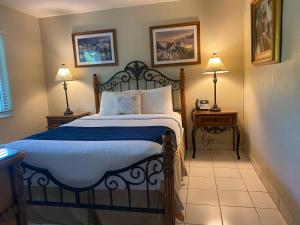 een slaapkamer met een bed en twee nachtkastjes met lampen bij Casitas Coral Ridge in Fort Lauderdale