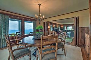 - une salle à manger avec une table et des chaises en bois dans l'établissement Charming Historic Family Home with Mountain Views!, à Blowing Rock