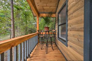 Balkón nebo terasa v ubytování Romantic Broken Bow Cabin with Jacuzzi and Fire Pit! + 18 fotografií
