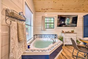Fotografie z fotogalerie ubytování Romantic Broken Bow Cabin with Jacuzzi and Fire Pit! v destinaci Broken Bow