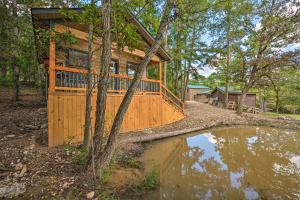 Gallery image of Romantic Broken Bow Cabin with Jacuzzi and Fire Pit! in Broken Bow