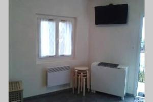 um quarto com uma janela, uma secretária e um banco em GITE à LA FERME PRES VULCANIA-GR89 em La Goutelle