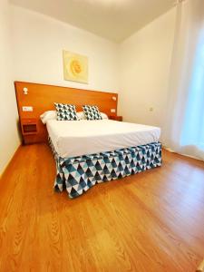 ロザスにあるPrimera Linea De Mar Centro Rosesのベッドルーム1室(大型ベッド1台付)