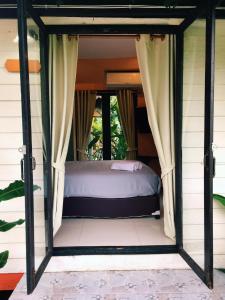 A bed or beds in a room at ชมวิว รีสอร์ท