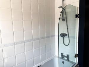 a bathroom with a shower and a sink and a tub at Toothbrush Apartments - Central Ipswich - Nr Train Station in Ipswich +19 photos