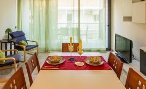 Televízia a/alebo spoločenská miestnosť v ubytovaní Hauzify I Apartament Altamira