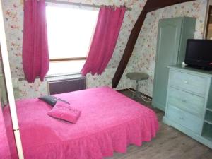 Montvilleにあるla ferme des grangesのベッドルーム1室(ピンクの毛布付きピンクベッド1台付)