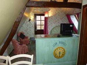 Montvilleにあるla ferme des grangesのカウンター付き時計