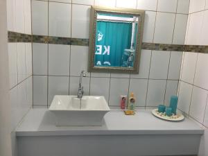 Um banheiro em Opa sml Cute beach apartment