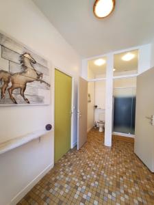A bathroom at Chez Jollyjune, à moins d'une heure du Mont Saint Michel
