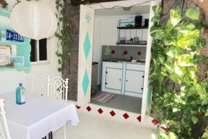 una sala da pranzo con tavolo e specchio di Apartment Brazil Beach Front Paradise a Savaneta