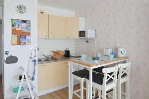 een keuken met een tafel en stoelen in een kamer bij Studio Carnon, plage, port et commerces à 2 pas in Carnon-Plage