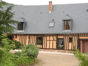 Montvilleにあるla ferme des grangesの黒屋根の家