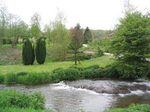 Montvilleにあるla ferme des grangesの木の畑の水流 +1枚の写真