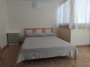 - une chambre avec un lit, une commode et une fenêtre dans l'établissement Apartamentos la villa 4, à San Sebastián de la Gomera