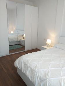 En eller flere senge i et værelse på Sesto Calende Centro