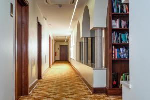 a hallway with bookshelves and a long hallway with a corridorngth at Sintra Boutique Hotel in Sintra
