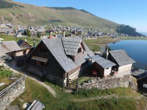 una vista aérea de una casa en una colina en Koliba - Prokoško jezero, en Fojnica