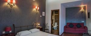 Postel nebo postele na pokoji v ubytování Polys Guest House