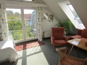 ハノーファーにあるABT Private Rooms - Bed and Breakfast - Hannover (room agency)の窓付きのリビングルーム、テーブル、椅子が備わります。