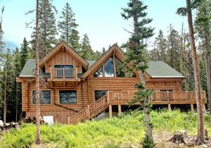 Cette maison en rondins dispose d'une terrasse dans les bois. dans l'établissement Hideaway Cabin, à Breckenridge