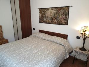 1 dormitorio con 1 cama y una pintura en la pared en B&B collina e mare, en Camogli