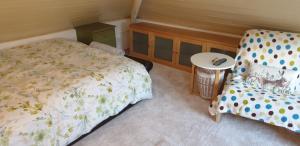 een slaapkamer met een bed, een tafel en een stoel bij Le studio fridge tv microwave, in Chester