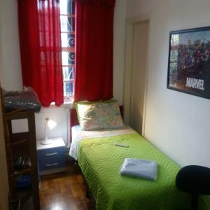 سرير أو أسرّة في غرفة في Hostel Petrópolis