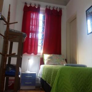 En eller flere senge i et værelse på Hostel Petrópolis