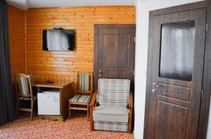 Televízia a/alebo spoločenská miestnosť v ubytovaní Karpatska Vezha