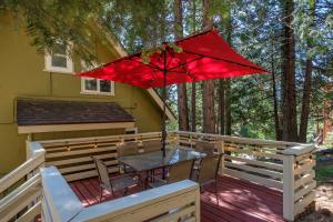 a red umbrella over a table on a deck at Cozy Hideaway B in Yosemite West
