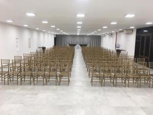 een kamer met rijen stoelen in een hal bij El Aram Imirá Beach Resort in Natal +30 foto's