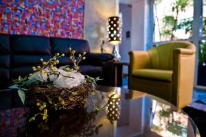 a living room with a table with a basket of flowers at Bela Vista Flat in Porto Alegre