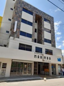 - un grand bâtiment blanc avec un panneau dans l'établissement Hotel Parque Marimba, à Tuxtla Gutiérrez